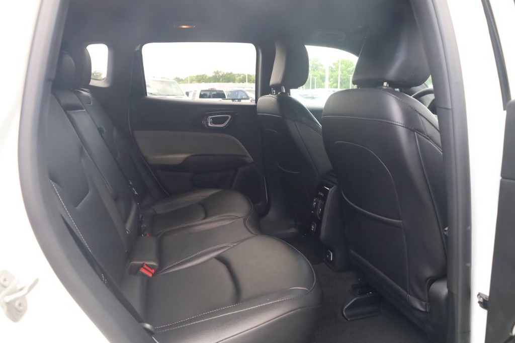 Jeep Compass Vehicle Full-screen Gallery Image 21