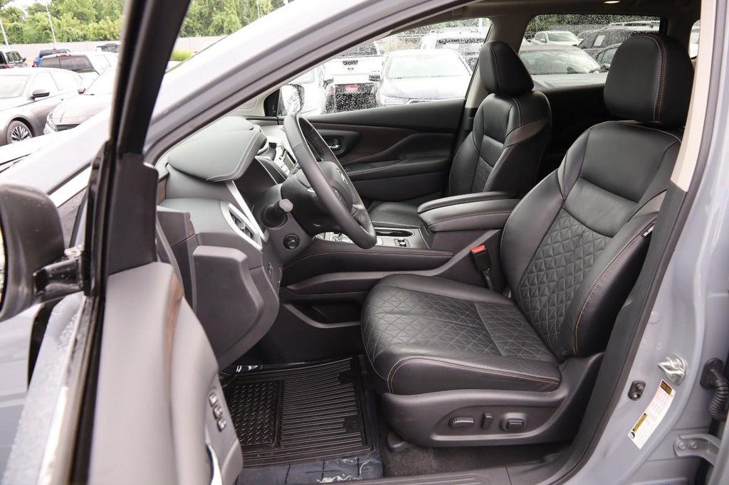 Nissan Murano Vehicle Full-screen Gallery Image 10