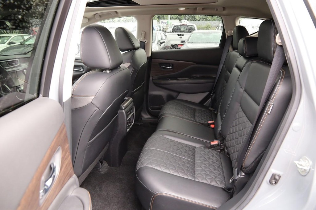 Nissan Murano Vehicle Full-screen Gallery Image 11
