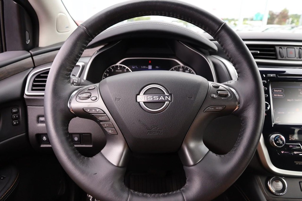 Nissan Murano Vehicle Full-screen Gallery Image 12