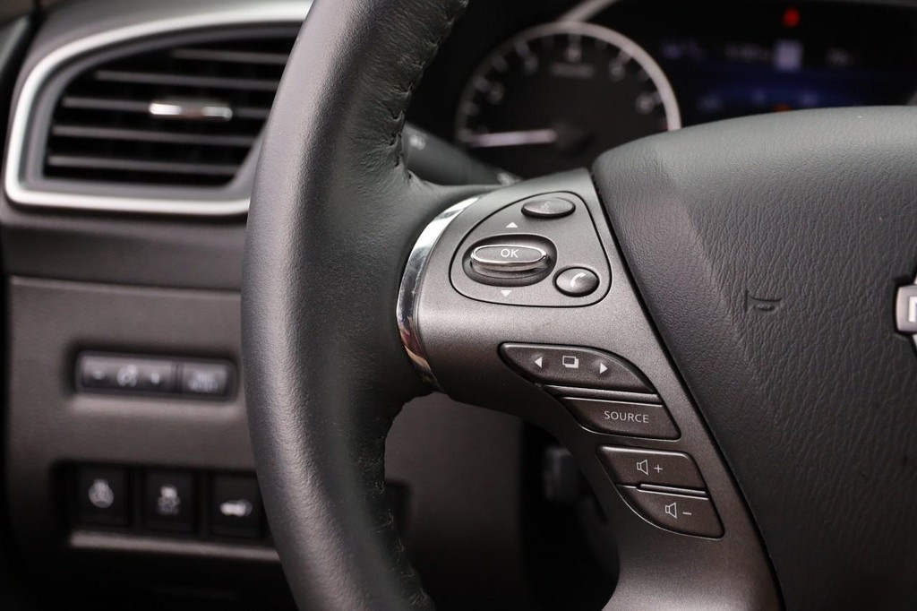 Nissan Murano Vehicle Full-screen Gallery Image 13
