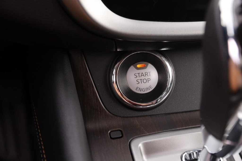 Nissan Murano Vehicle Full-screen Gallery Image 16