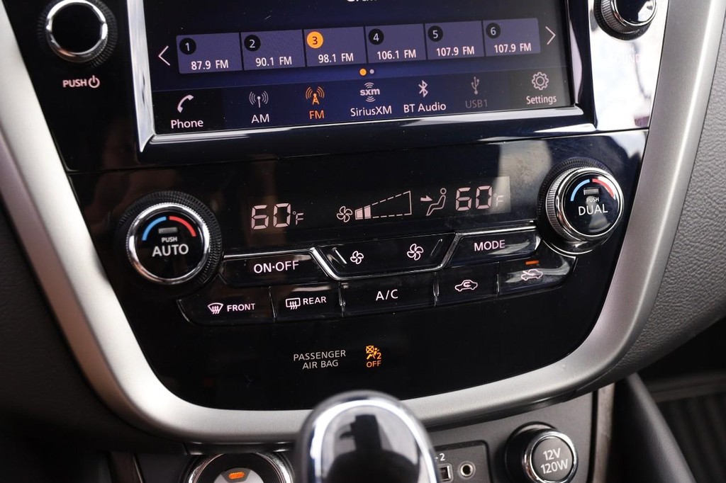 Nissan Murano Vehicle Full-screen Gallery Image 19