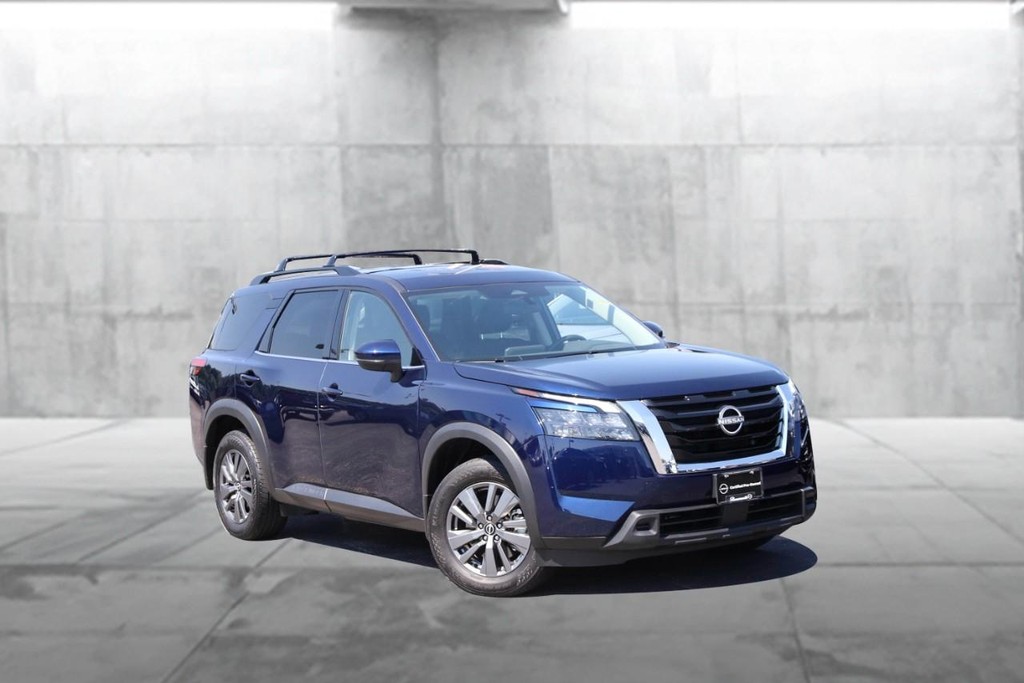 Nissan Pathfinder Vehicle Full-screen Gallery Image 2