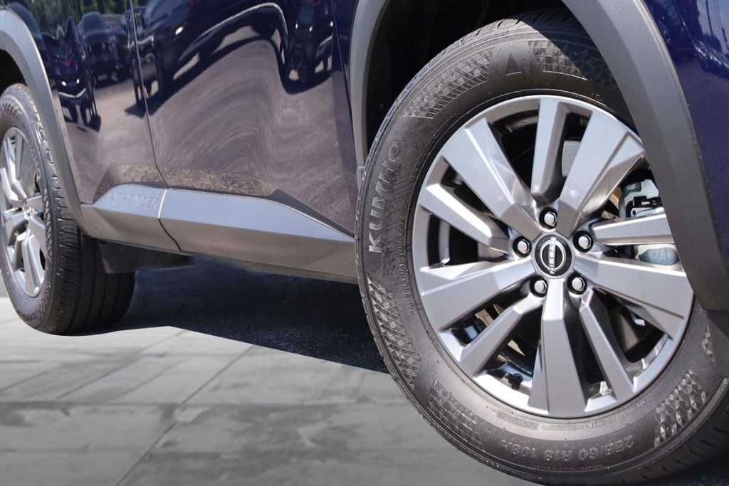 Nissan Pathfinder Vehicle Full-screen Gallery Image 3