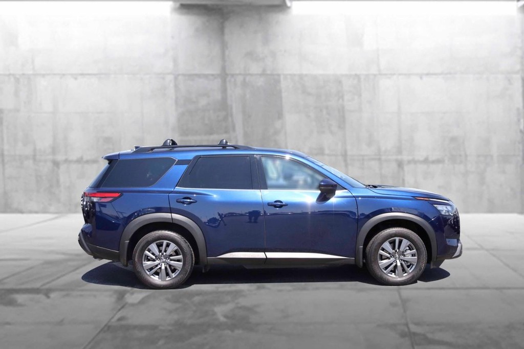 Nissan Pathfinder Vehicle Full-screen Gallery Image 5