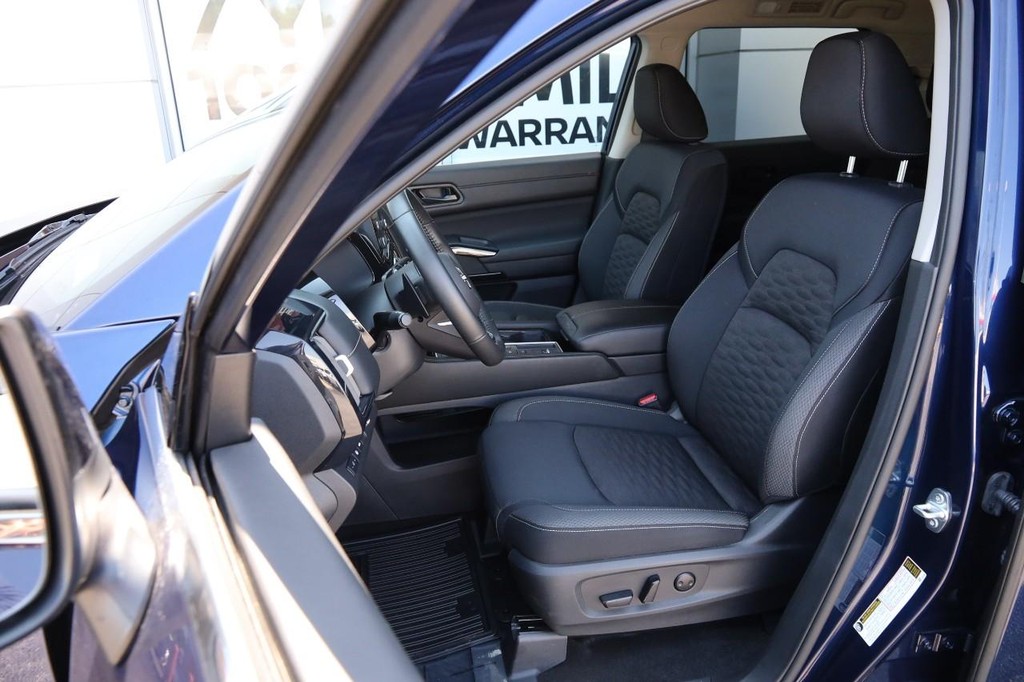 Nissan Pathfinder Vehicle Full-screen Gallery Image 9