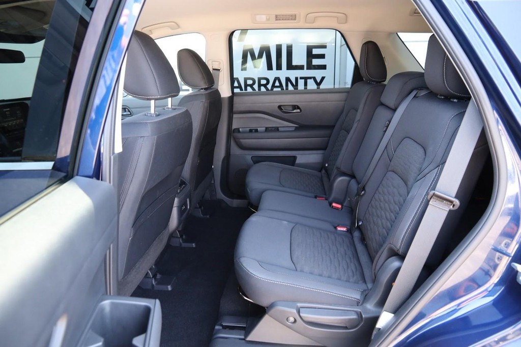 Nissan Pathfinder Vehicle Full-screen Gallery Image 10