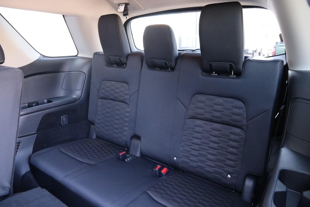Nissan Pathfinder Vehicle Full-screen Gallery Image 11