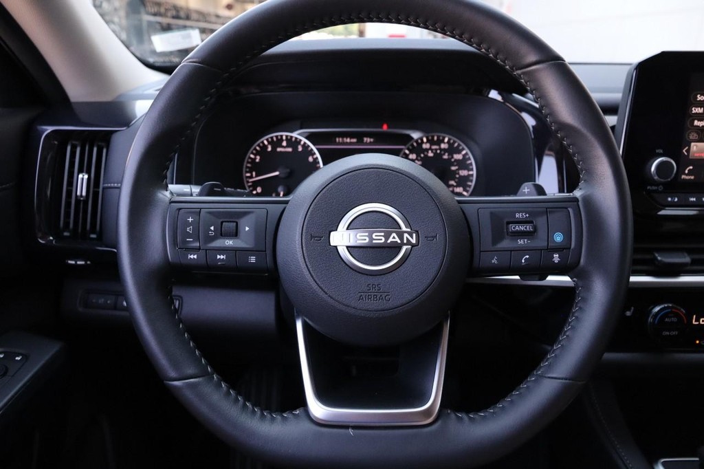 Nissan Pathfinder Vehicle Full-screen Gallery Image 12