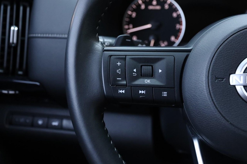 Nissan Pathfinder Vehicle Full-screen Gallery Image 13