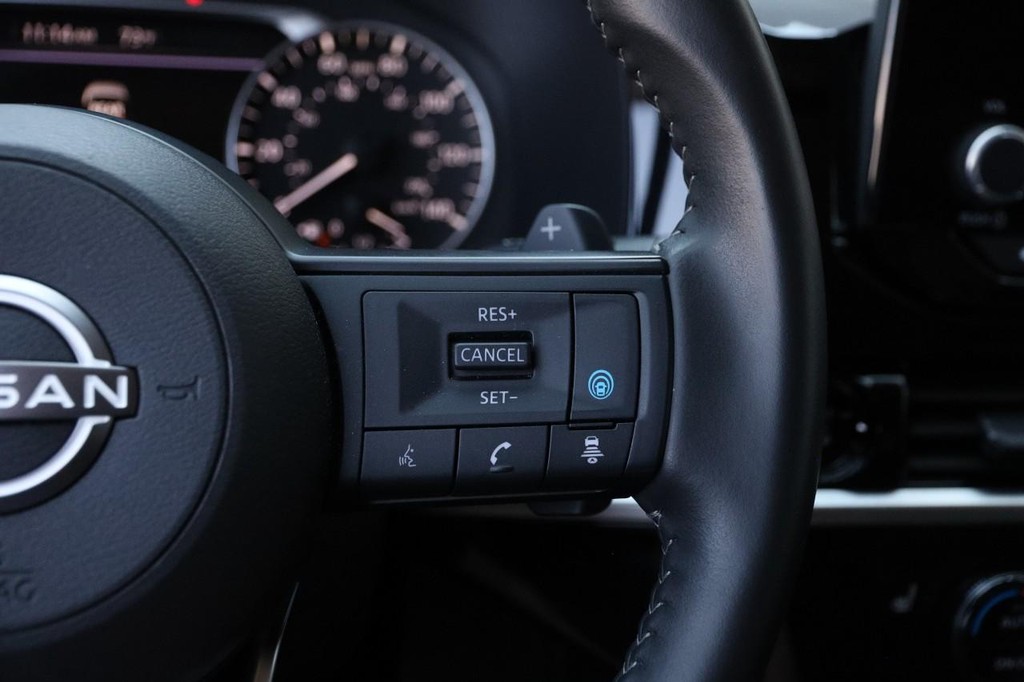 Nissan Pathfinder Vehicle Full-screen Gallery Image 14
