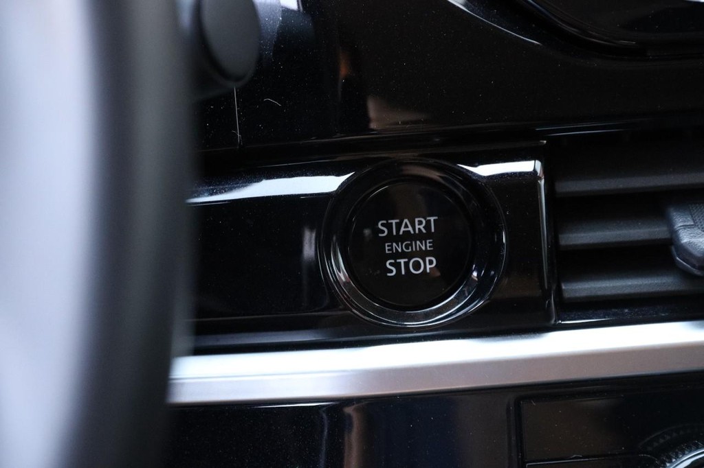 Nissan Pathfinder Vehicle Full-screen Gallery Image 16