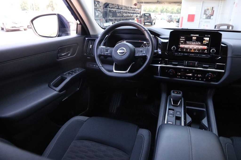Nissan Pathfinder Vehicle Full-screen Gallery Image 24
