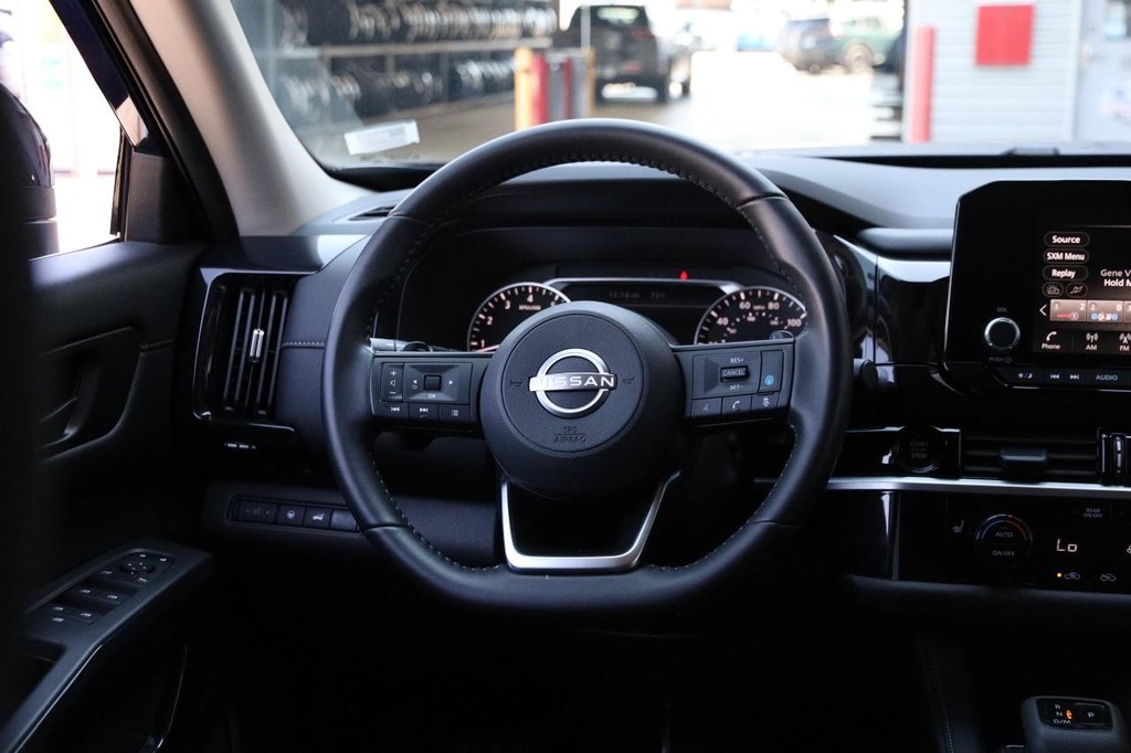 Nissan Pathfinder Vehicle Full-screen Gallery Image 25