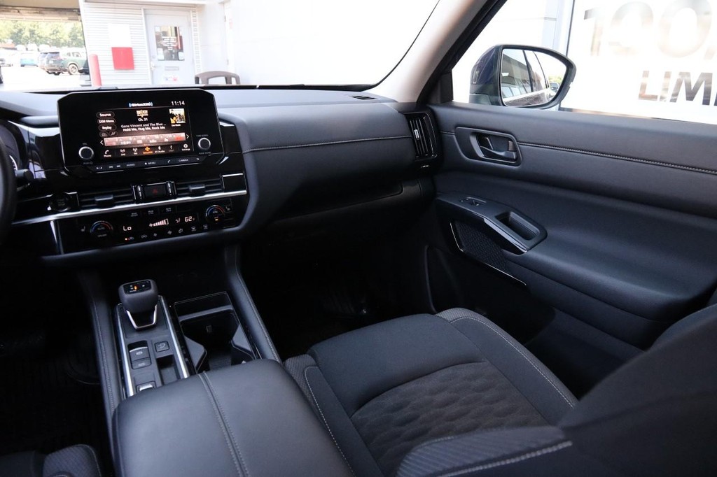 Nissan Pathfinder Vehicle Full-screen Gallery Image 27