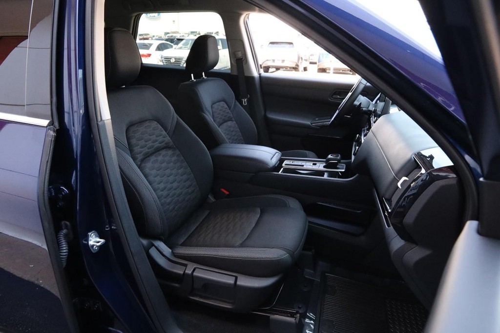 Nissan Pathfinder Vehicle Full-screen Gallery Image 28