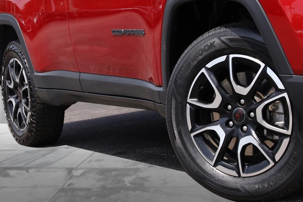 Jeep Compass Vehicle Full-screen Gallery Image 3
