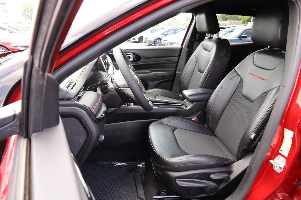 Jeep Compass Vehicle Full-screen Gallery Image 8