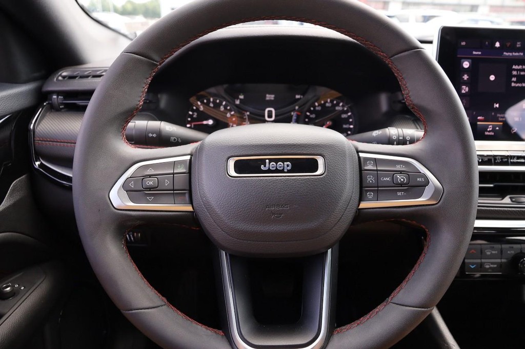 Jeep Compass Vehicle Full-screen Gallery Image 10