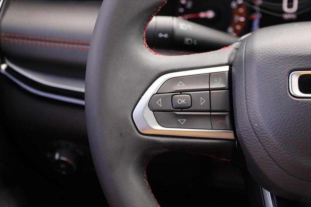 Jeep Compass Vehicle Full-screen Gallery Image 11