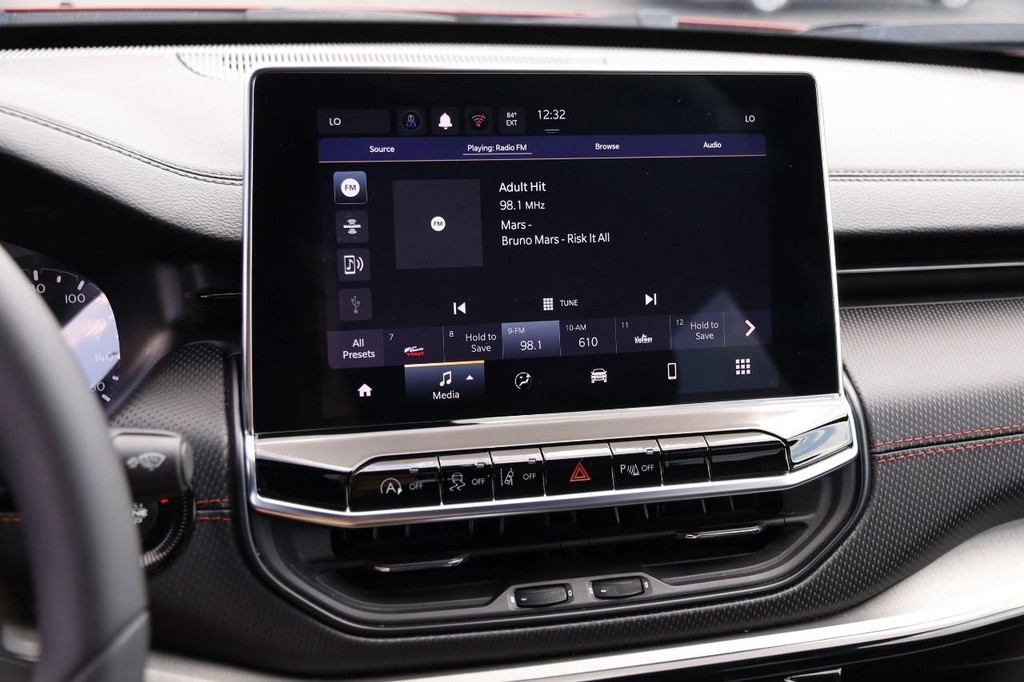 Jeep Compass Vehicle Full-screen Gallery Image 15