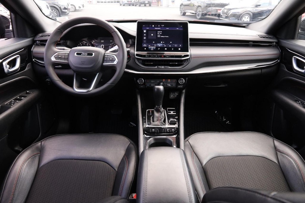 Jeep Compass Vehicle Full-screen Gallery Image 21