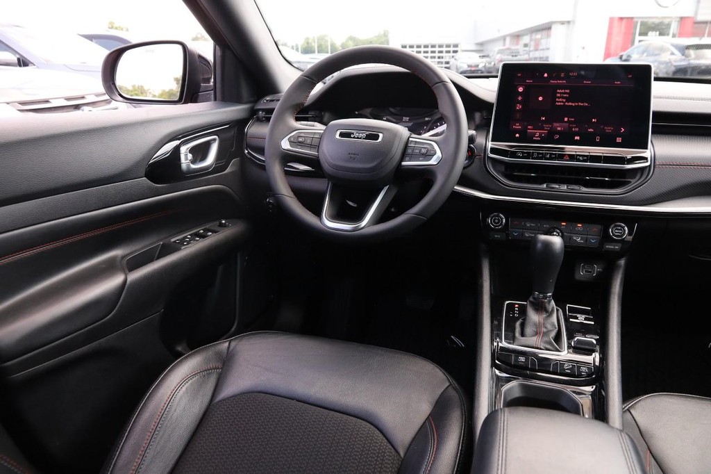 Jeep Compass Vehicle Full-screen Gallery Image 22