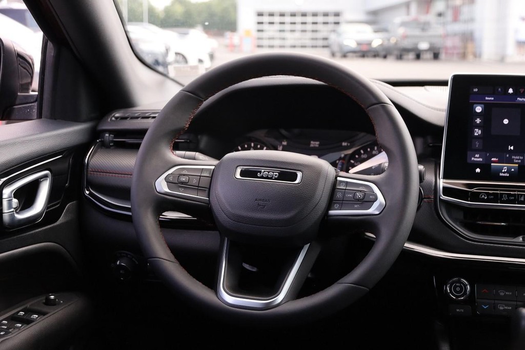 Jeep Compass Vehicle Full-screen Gallery Image 23