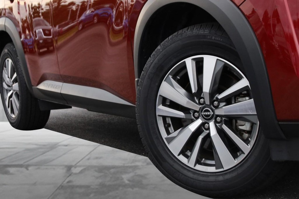 Nissan Pathfinder Vehicle Full-screen Gallery Image 3
