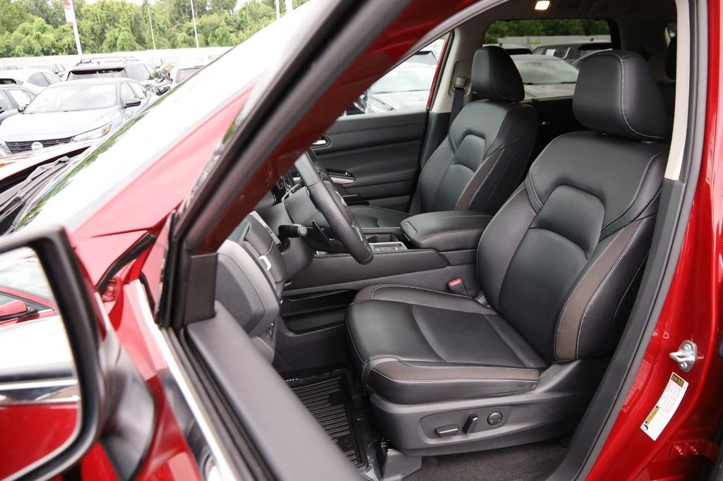 Nissan Pathfinder Vehicle Full-screen Gallery Image 9