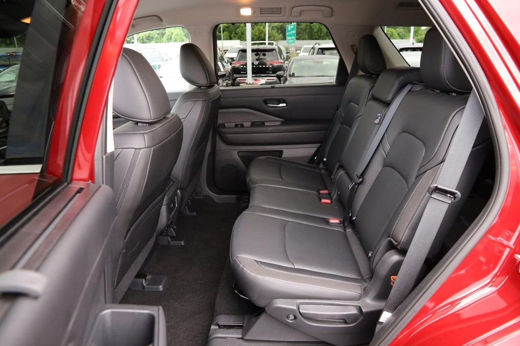 Nissan Pathfinder Vehicle Full-screen Gallery Image 10