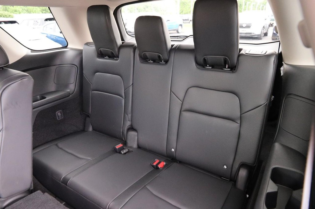 Nissan Pathfinder Vehicle Full-screen Gallery Image 11