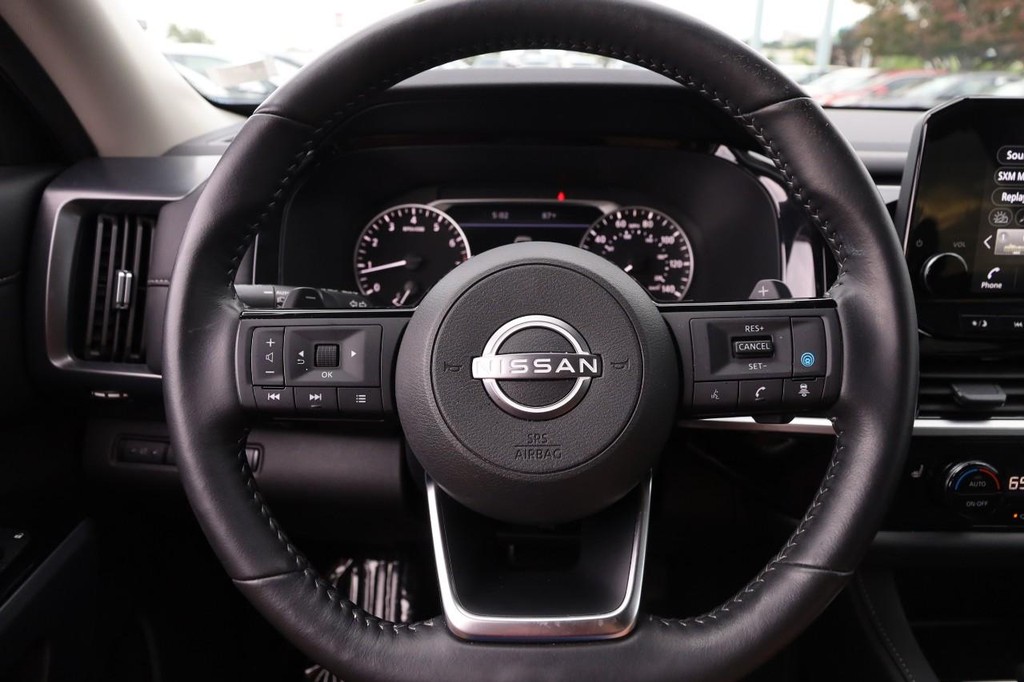 Nissan Pathfinder Vehicle Full-screen Gallery Image 12
