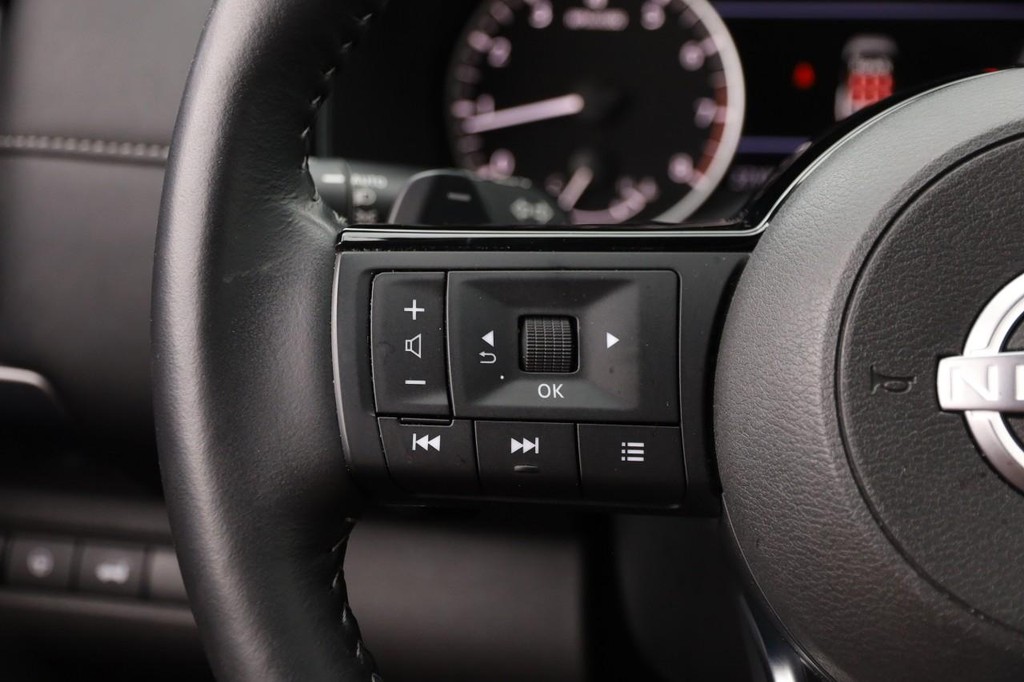 Nissan Pathfinder Vehicle Full-screen Gallery Image 13