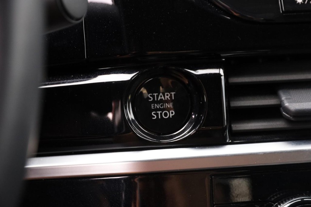 Nissan Pathfinder Vehicle Full-screen Gallery Image 16