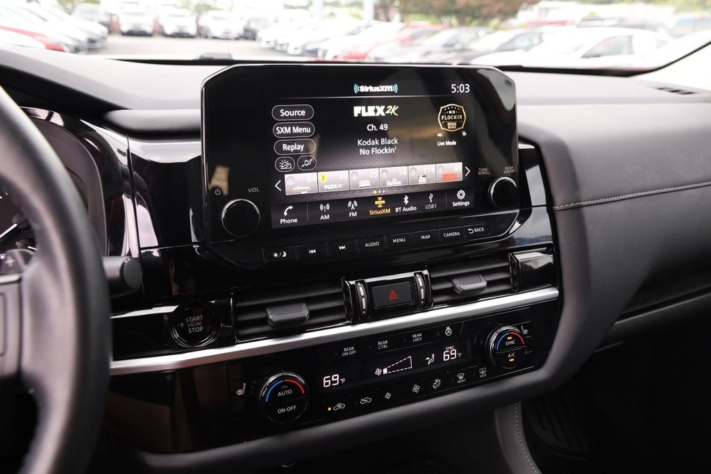 Nissan Pathfinder Vehicle Full-screen Gallery Image 17