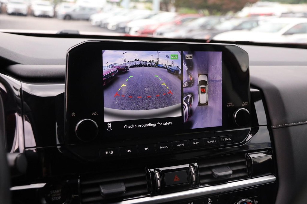 Nissan Pathfinder Vehicle Full-screen Gallery Image 19