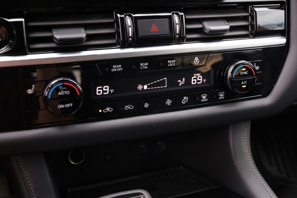 Nissan Pathfinder Vehicle Full-screen Gallery Image 20