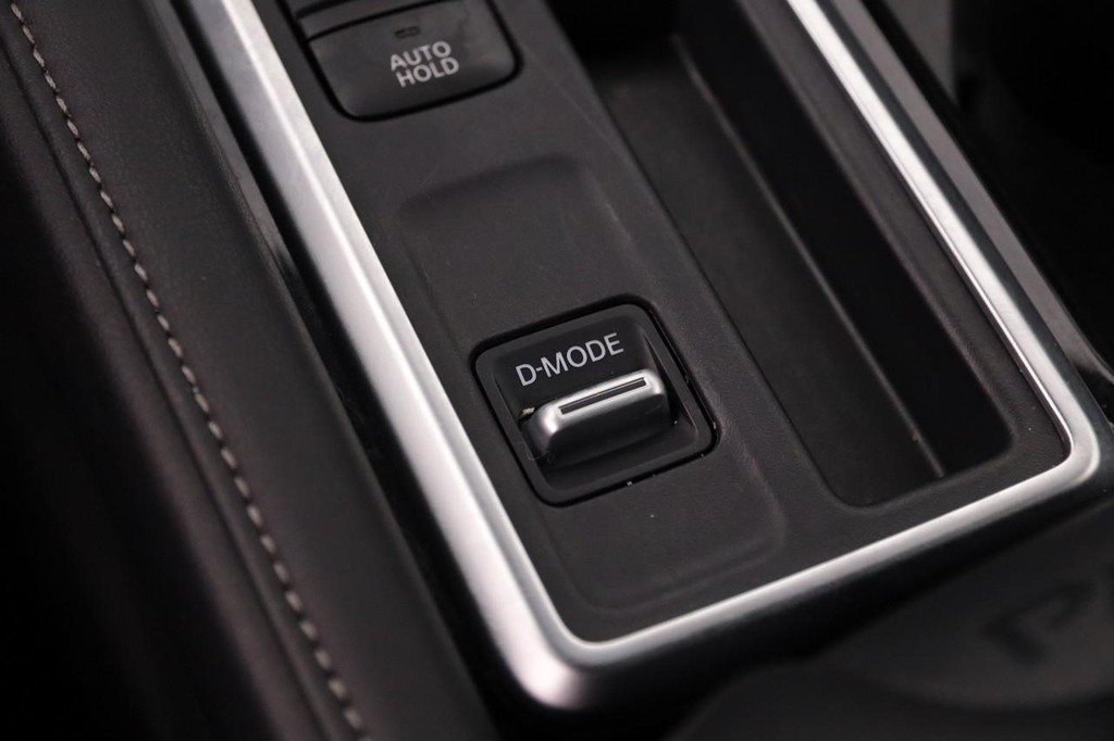 Nissan Pathfinder Vehicle Full-screen Gallery Image 21