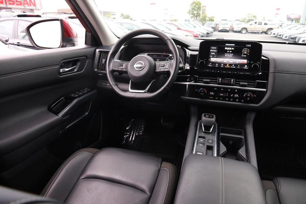 Nissan Pathfinder Vehicle Full-screen Gallery Image 24