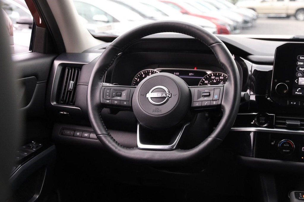 Nissan Pathfinder Vehicle Full-screen Gallery Image 25