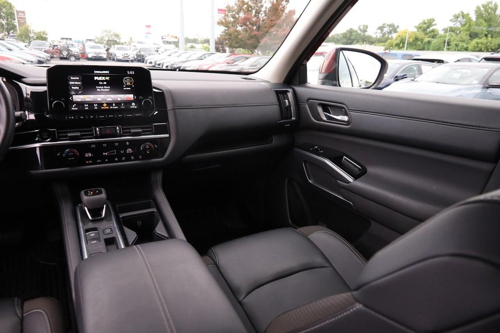 Nissan Pathfinder Vehicle Full-screen Gallery Image 27