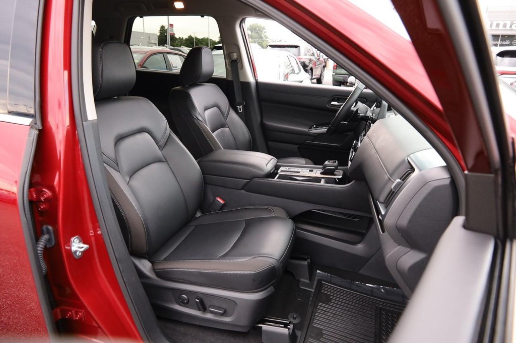 Nissan Pathfinder Vehicle Full-screen Gallery Image 28