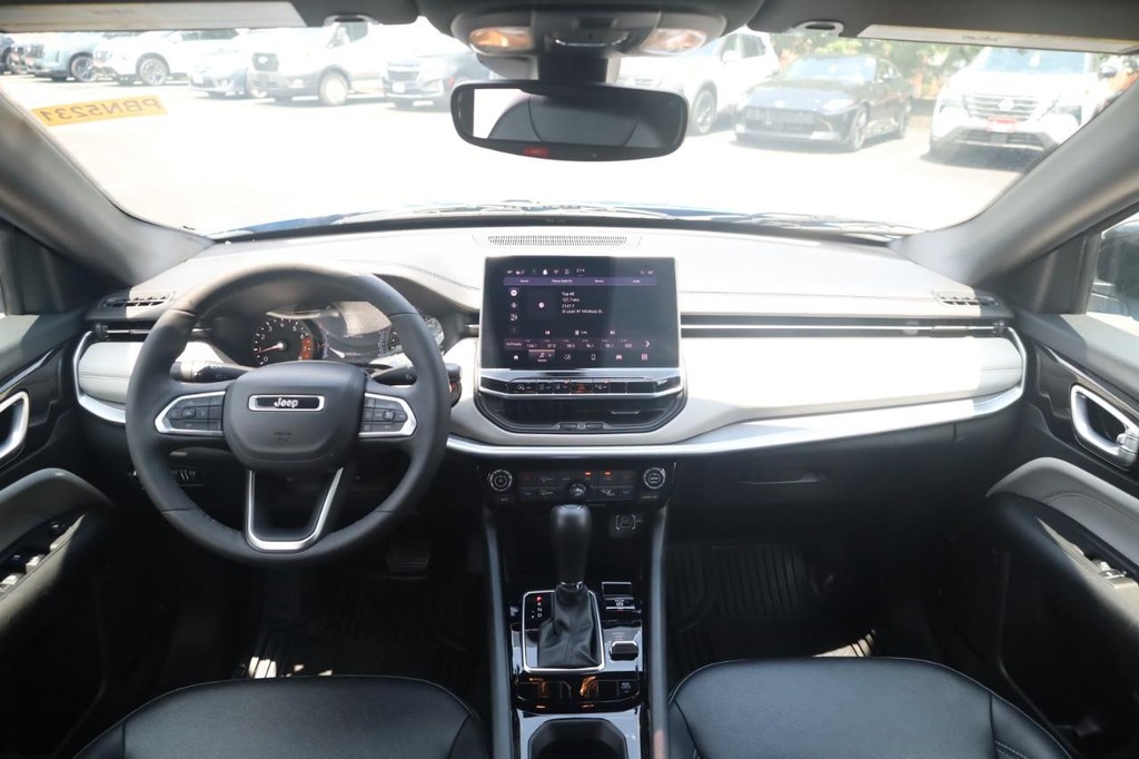 Jeep Compass Vehicle Full-screen Gallery Image 7