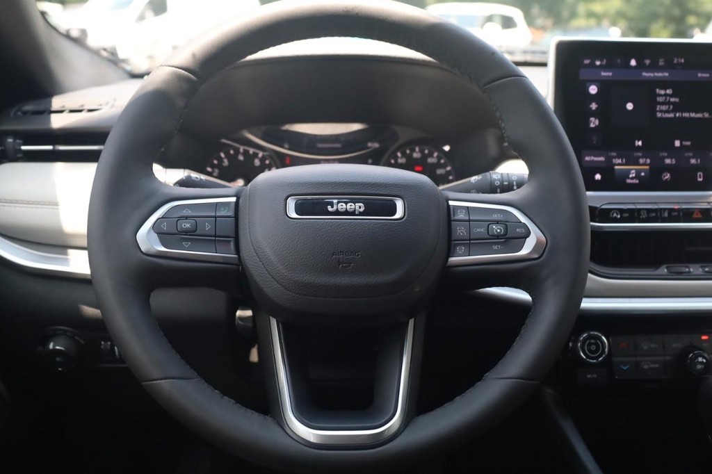 Jeep Compass Vehicle Full-screen Gallery Image 8