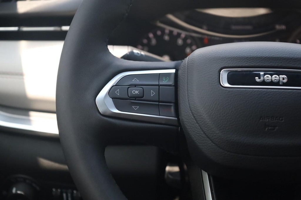 Jeep Compass Vehicle Full-screen Gallery Image 10