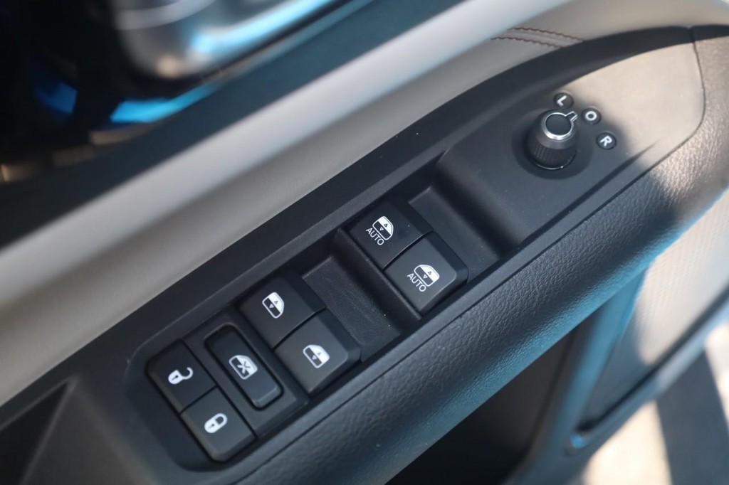 Jeep Compass Vehicle Full-screen Gallery Image 11