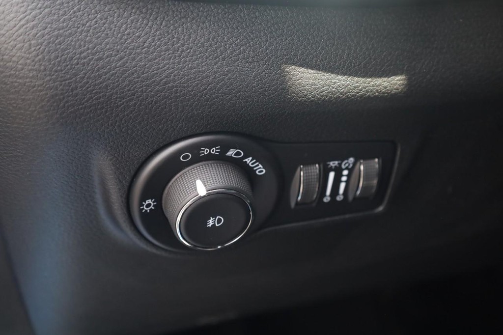 Jeep Compass Vehicle Full-screen Gallery Image 12