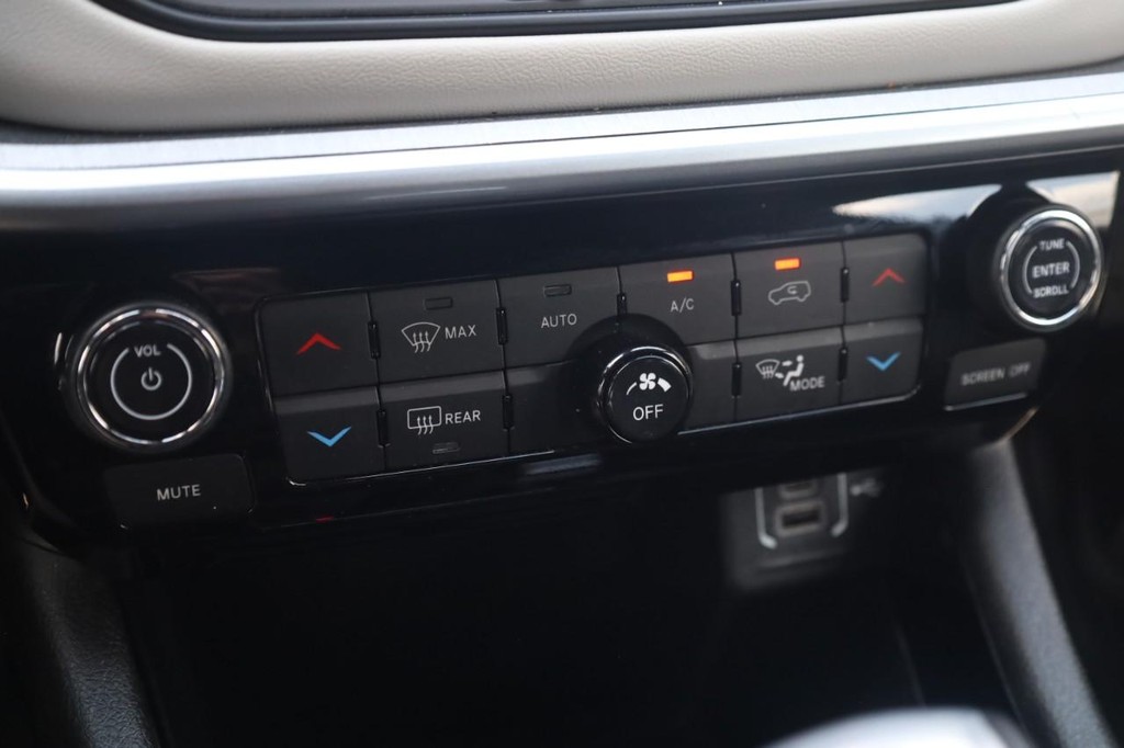Jeep Compass Vehicle Full-screen Gallery Image 16